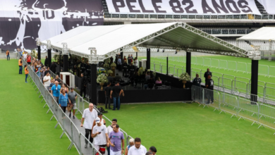Photo of Navijači se u suzama opraštaju od Pelea na stadionu u Santosu