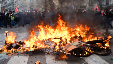 Photo of Francuska: Demonstranti pale i sukobljavaju se s policijom, stotine uhapšenih u neredima zbog mirovinske reforme