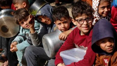 Photo of Foto: Palestinska djeca satima čekaju u redu za hranu