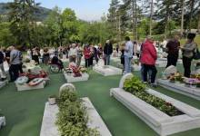 Photo of Porodice, delegacije, građani odaju počast ubijenim na tuzlanskoj Kapiji, cvijeće položio i ambasador Velike Britanije u BiH