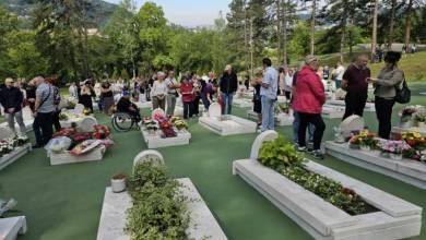 Photo of Porodice, delegacije, građani odaju počast ubijenim na tuzlanskoj Kapiji, cvijeće položio i ambasador Velike Britanije u BiH